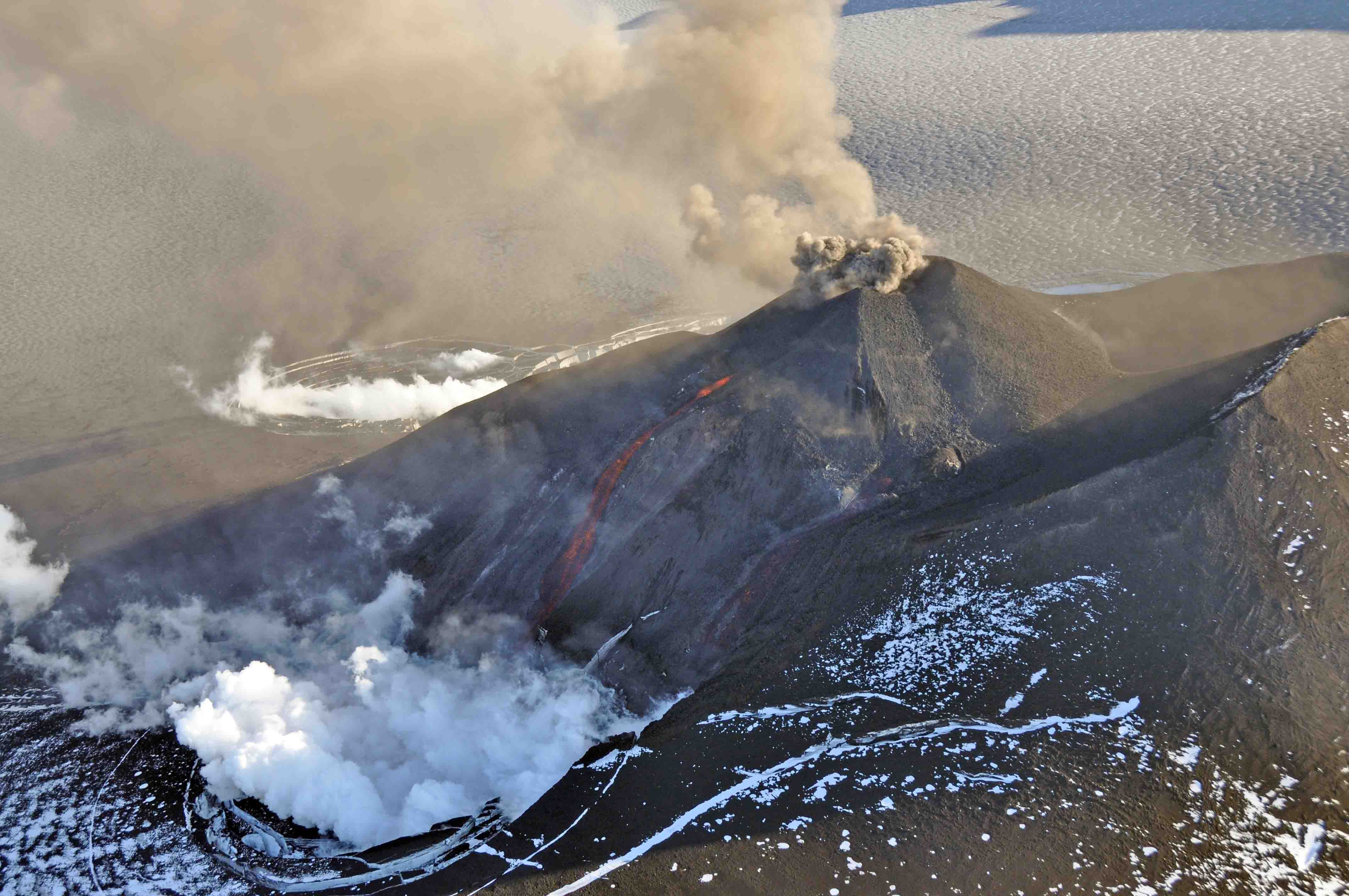 Сильные землетрясения вулканы гейзеры наблюдаются. Вулкан Редаут (Аляска). Вулкан Вениаминова. Вулкан извержение 1995. Вулкан Галерас Колумбия.
